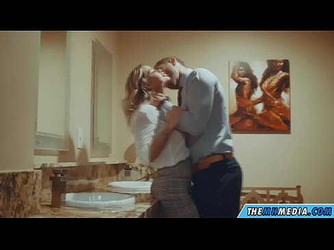❤️ Ko'krakli sarg'ish sizni jamoat hojatxonasida yo'ldan ozdirganda ️ Anal pornoda bizda